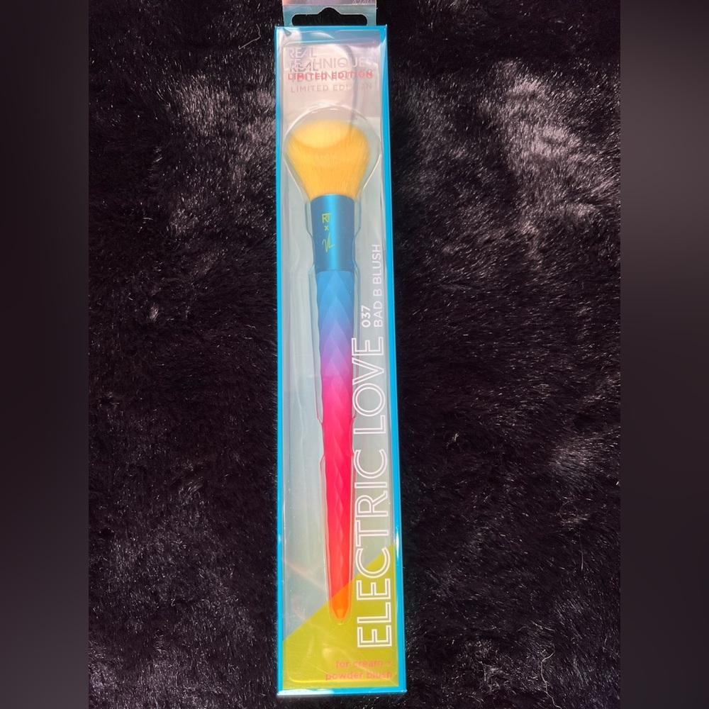 Real Techniques Electric Love Limited Edition Makeup Brush Blush & Complexion - Picture 6 of 7